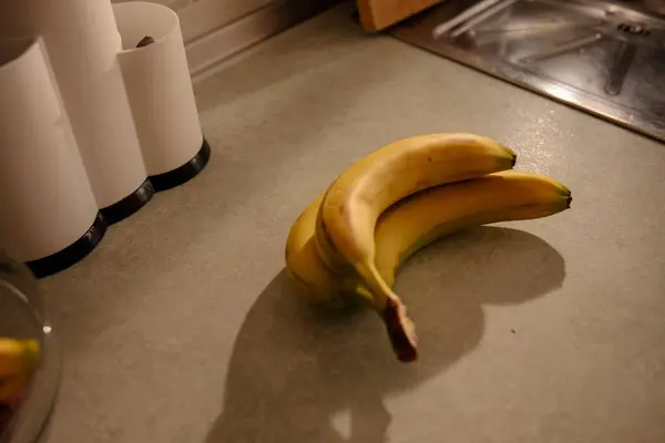 テーブルの上のバナナをパイプ カラフルで健康的なフルーツストック写真 — ストック写真