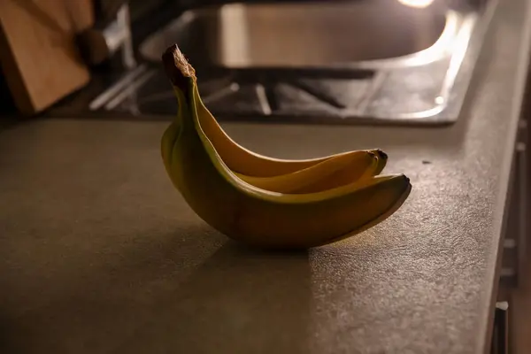Ωριμότητα Μπανάνες Ένα Τραπέζι Πολύχρωμο Και Υγιή Φρούτα Φωτογραφία Απόθεμα — Φωτογραφία Αρχείου