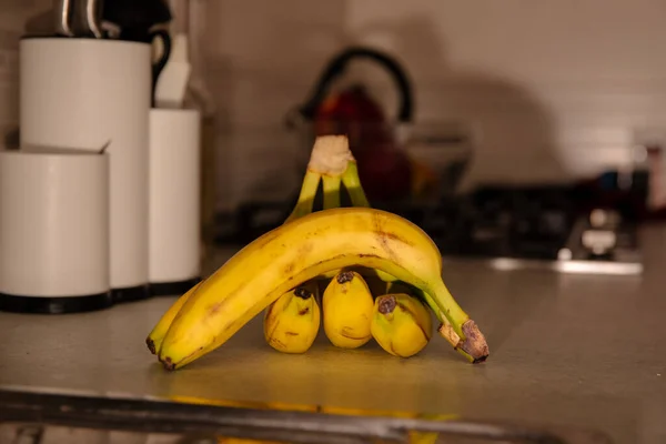 Reife Bananen Auf Dem Tisch Bunte Und Gesunde Obst Archivfotos — Stockfoto