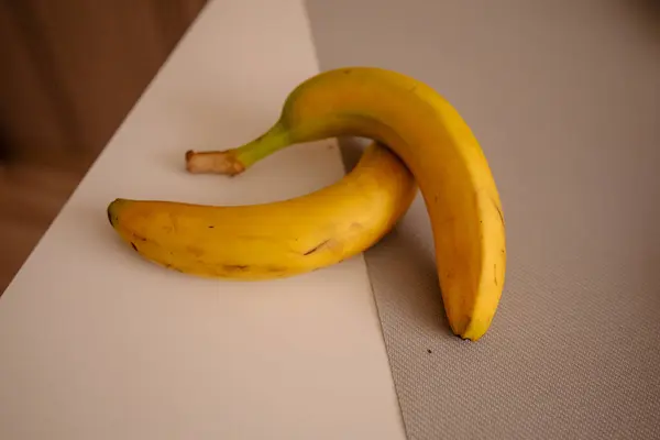 Bananas Maduras Uma Mesa Fotografia Estoque Frutas Coloridas Saudáveis — Fotografia de Stock