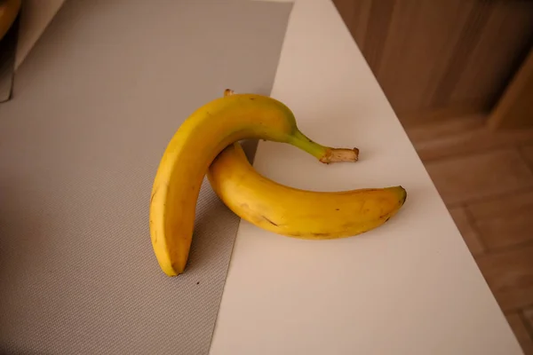 Bananas Maduras Uma Mesa Fotografia Estoque Frutas Coloridas Saudáveis — Fotografia de Stock