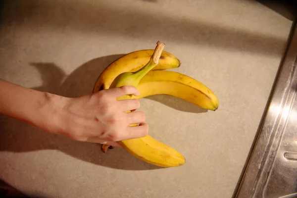 女性の手のバナナ — ストック写真