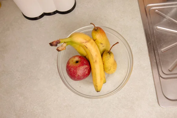 Bananas Maçãs Uma Tigela Vidro Cozinha — Fotografia de Stock