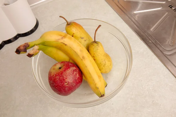 キッチンのガラスボウルにバナナとリンゴ — ストック写真