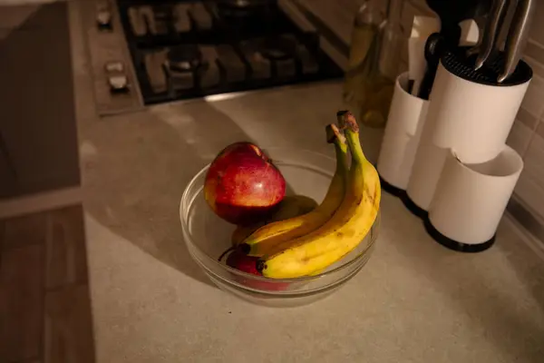 Plátanos Manzanas Recipiente Vidrio Cocina — Foto de Stock