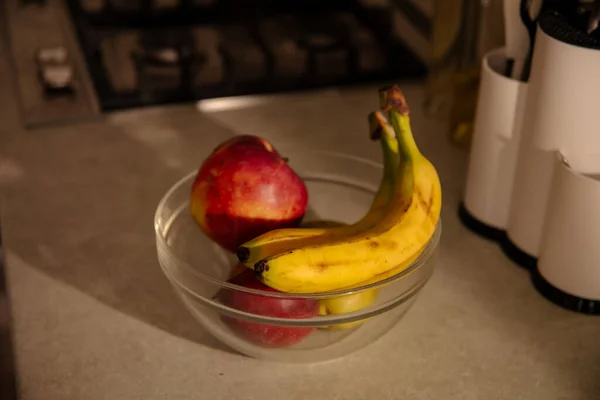 Μπανάνες Και Μήλα Γυάλινο Μπολ Στην Κουζίνα — Φωτογραφία Αρχείου