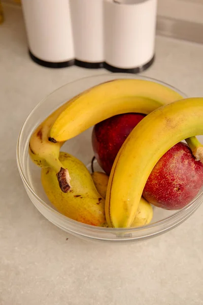 Bananen Appels Een Glazen Kom Keuken — Stockfoto