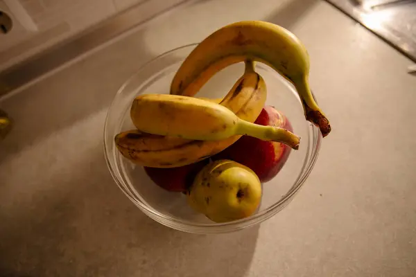 キッチンのガラスボウルにバナナとリンゴ — ストック写真