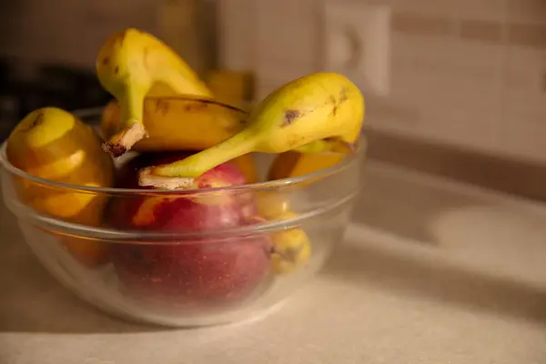 Μπανάνες Και Μήλα Γυάλινο Μπολ Στην Κουζίνα — Φωτογραφία Αρχείου