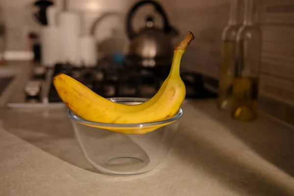 キッチンのガラスボールのバナナ — ストック写真