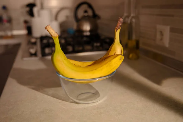 Bananen Een Glazen Schaal Keuken — Stockfoto