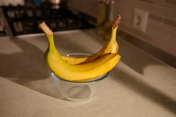 Bananas Uma Tigela Vidro Cozinha — Fotografia de Stock