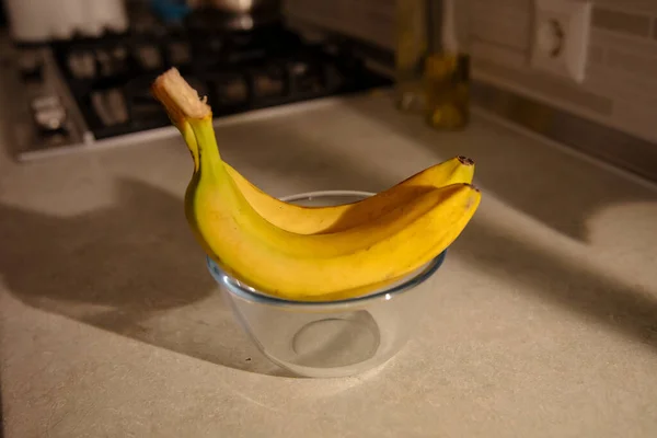Бананы Стеклянной Миске Кухне — стоковое фото
