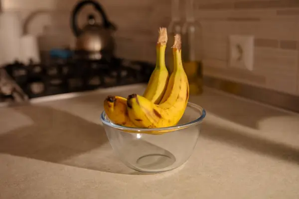 キッチンのガラスボールのバナナ — ストック写真