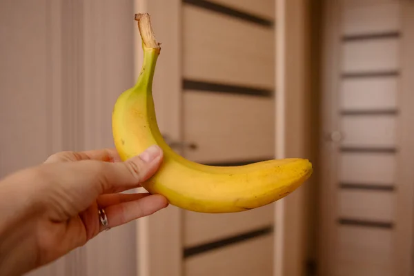 Banana Mão Feminina — Fotografia de Stock