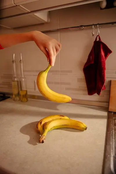 Banana Mão Feminina — Fotografia de Stock