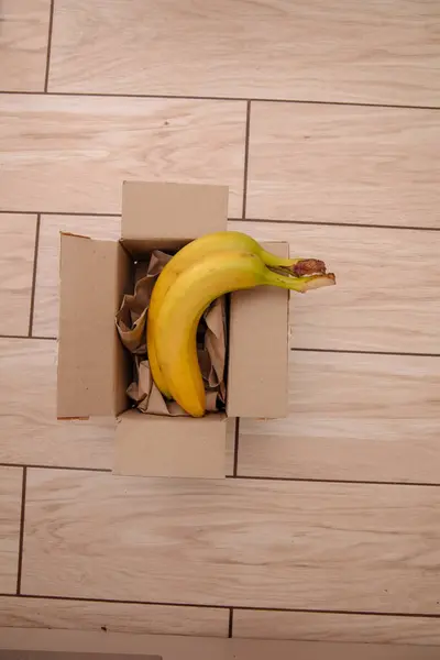 Fruta Banana Uma Caixa Papel Marrom Reciclada — Fotografia de Stock