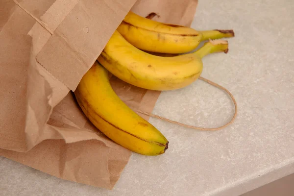 Банановые Фрукты Коричневой Бумаге — стоковое фото