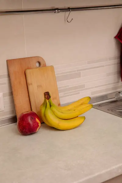 Кухонная Сцена Бананами Смешанными Фруктами — стоковое фото