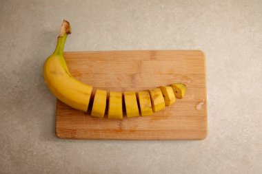 Mutfak masasında parçalara ayrılmış sarı muz.