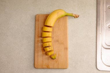 Mutfak masasında parçalara ayrılmış sarı muz.