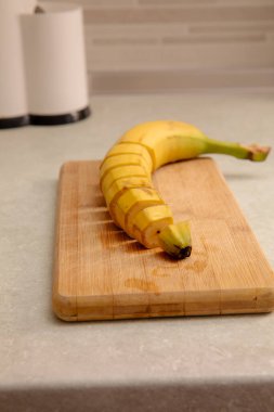 Mutfak masasında parçalara ayrılmış sarı muz.