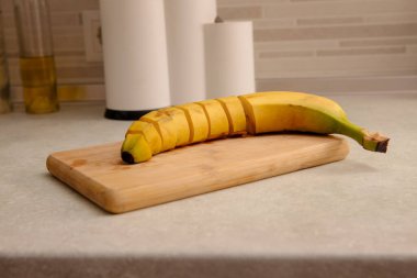 Mutfak masasında parçalara ayrılmış sarı muz.