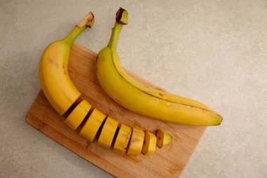 Mutfak masasında parçalara ayrılmış sarı muz.