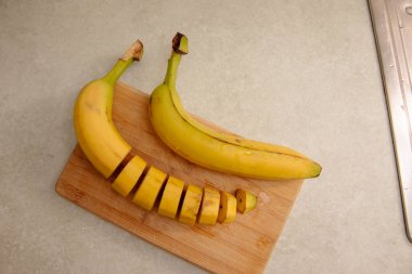 Mutfak masasında parçalara ayrılmış sarı muz.