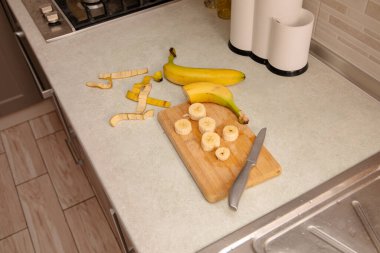 Mutfak masasında parçalara ayrılmış sarı muz.