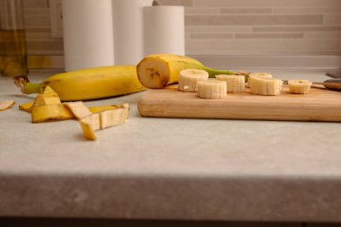 Mutfak masasında parçalara ayrılmış sarı muz.