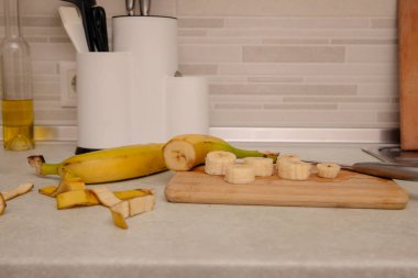 Mutfak masasında parçalara ayrılmış sarı muz.