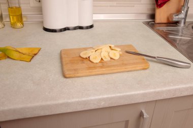 Mutfak masasında parçalara ayrılmış sarı muz.