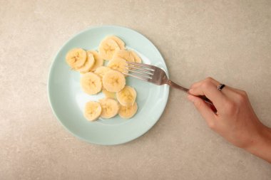 Kasede dilimlenmiş muz. Mutfak arka planı. Seçici odak.