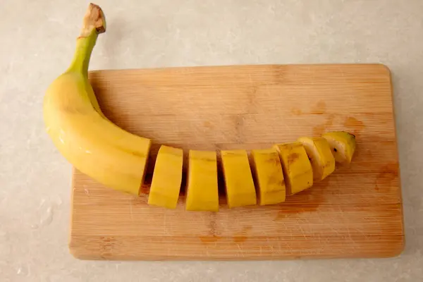 Gelbe Banane Auf Einem Küchentisch Stücke Geschnitten Stockbild