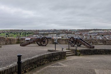 Derry City, Londonderry görüntüleri. Tarihi Derry 'nin zamansız sokakları ve panoramik manzaraları.