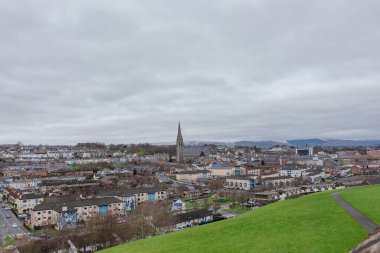 Derry City, Londonderry görüntüleri. Tarihi Derry 'nin zamansız sokakları ve panoramik manzaraları.