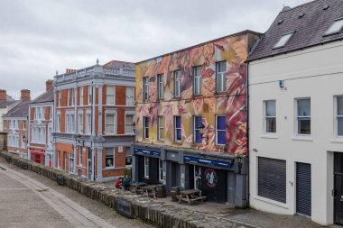 Derry City, Londonderry görüntüleri. Tarihi Derry 'nin zamansız sokakları ve panoramik manzaraları.