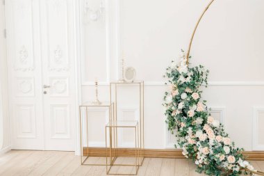 Zarif Çiçek Köşesi: Modern Romantik Düğün Dekorasyonu. İskandinav tasarımı