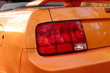 Turuncu Ford Mustang Arka Arka Stop Detayı- 22 Ekim 2024, Irpin, Ukrayna