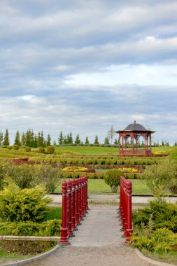 Pavilion ve Kırmızı Köprü ile Süslü Japon Bahçesi