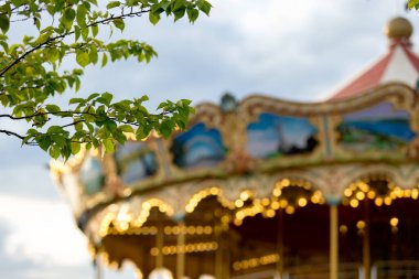 Gökyüzüne Karşı Süslemeli Geleneksel Atlıkarınca Tepesi
