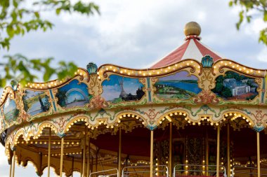 Altın Süslü Zarif Atlıkarınca Örtüsü