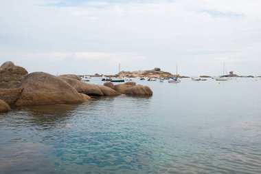 Pembe granit sahil. Kayalar ve berrak suyla güzel deniz manzarası. Fransa