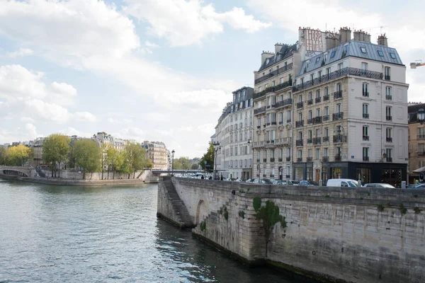 塞纳河附近的传统住宅建筑 法国巴黎 — 图库照片
