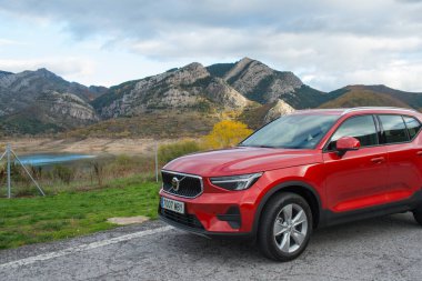 Caldas de Luna, İspanya; 11092022: Yeni Volvo XC40 kırmızı renkli, doğanın tadını çıkaranlar için bir araba.  