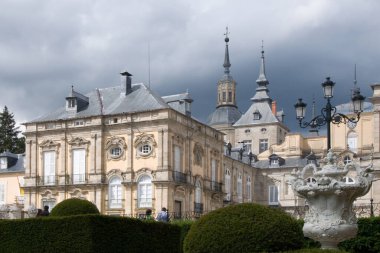 Segovia 'daki La Granja Sarayı' nın güzel manzarası. Bulutlu gökyüzü. İspanya