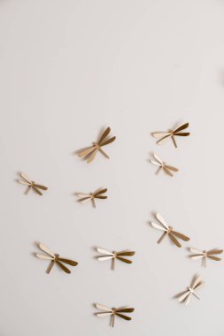 Duvardaki altın yusufçuk sürüsü. Ev dekoru