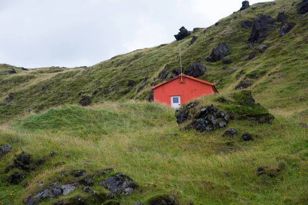 Bela Paisagem Com Colina Verde Pequena Cabana Madeira Snafelness Islândia — Fotografia de Stock