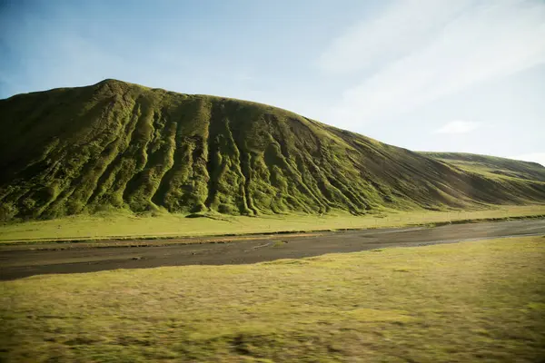 Paysage Volcanique Avec Montagne Verdoyante Islande — Photo